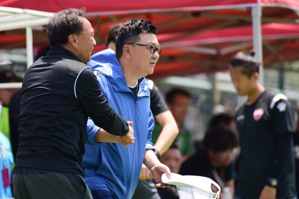 牛逼！拿到了！尼克斯总冠军！27投砸出45分！文班亚马垫脚布伦森...