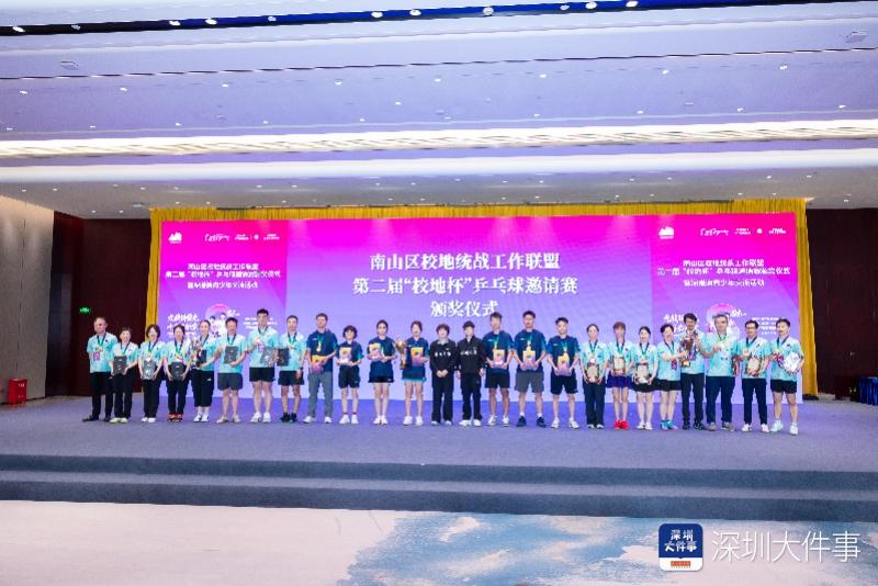 饿了？拉门斯被拍到在比利时替补席啃苹果